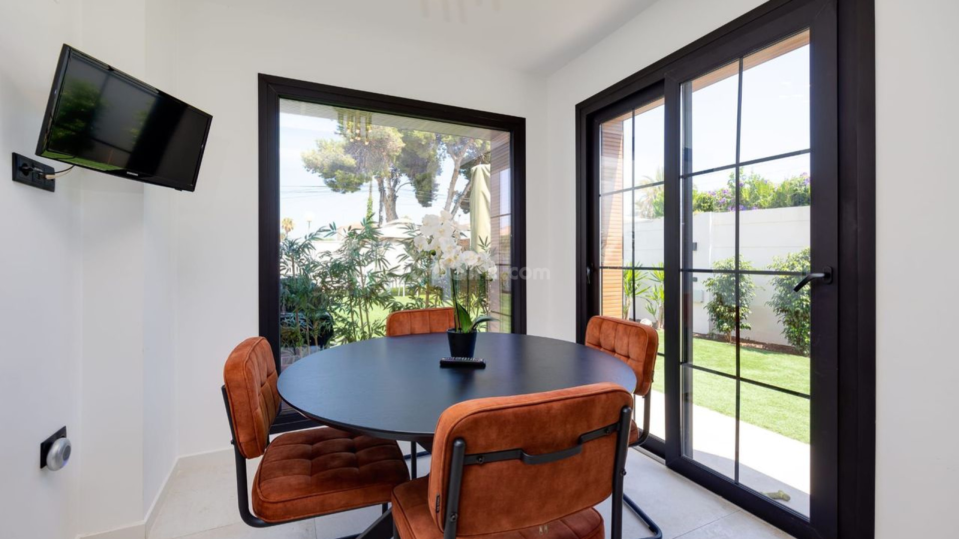 Resale - Villa -
Torrevieja