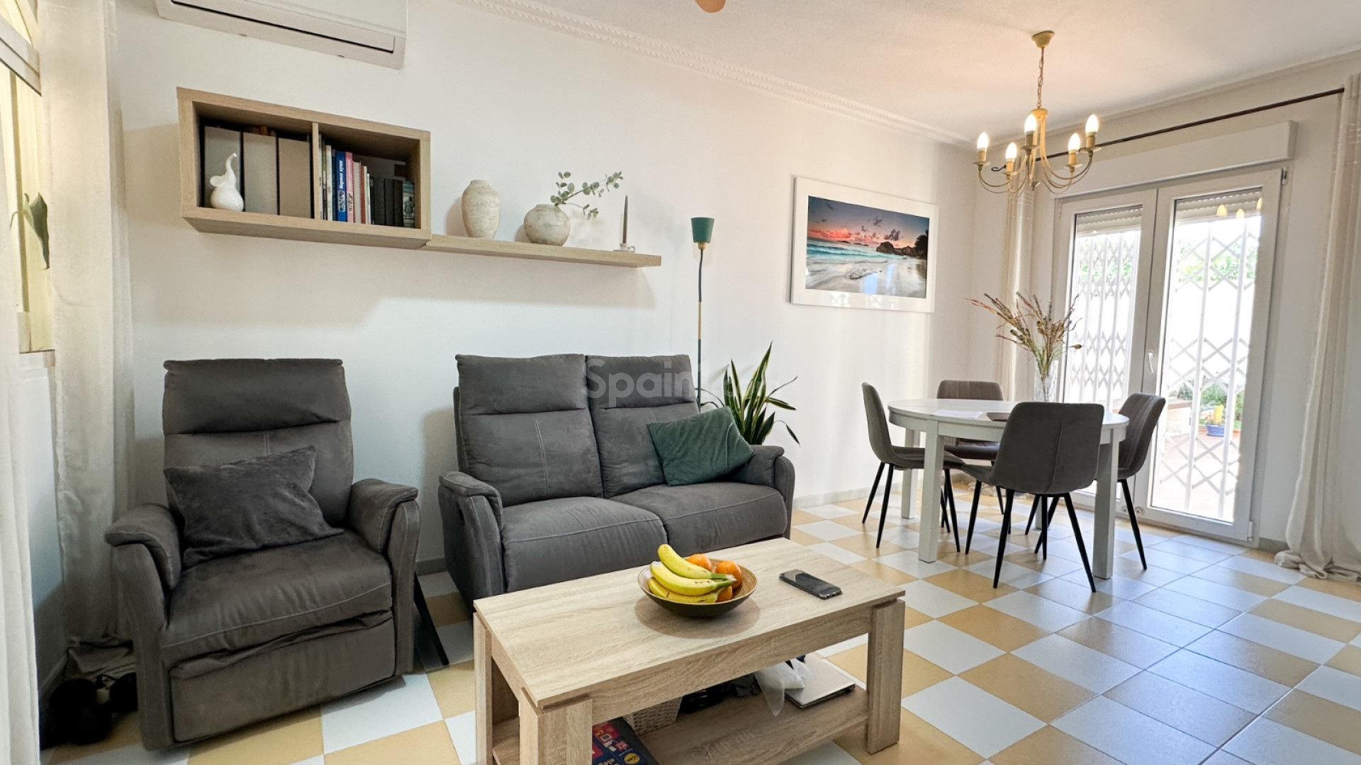 Resale - Villa -
Torrevieja