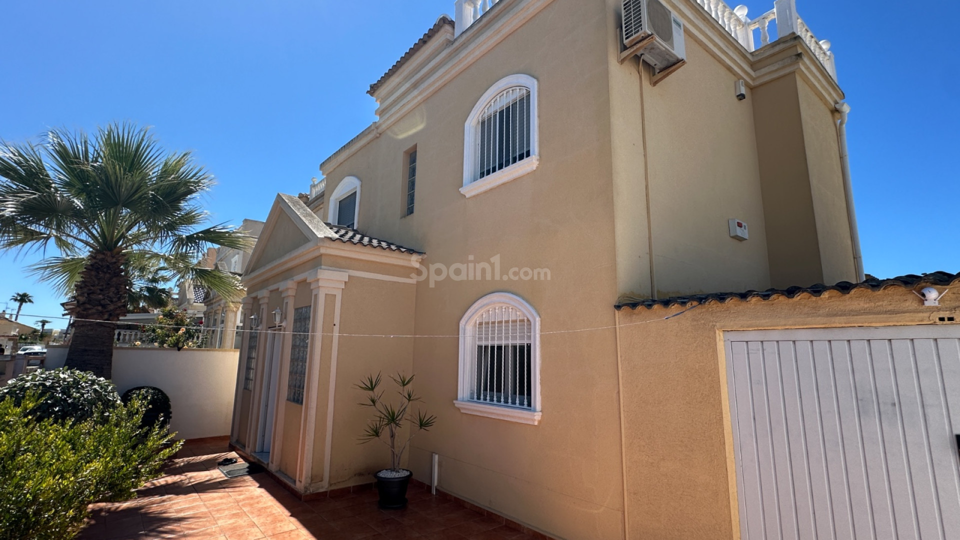 Resale - Villa -
Torrevieja
