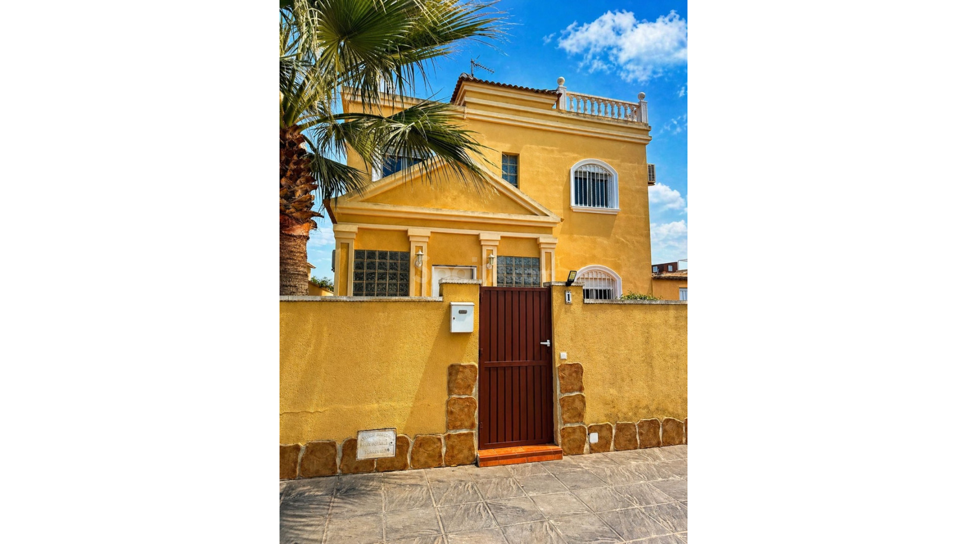 Resale - Villa -
Torrevieja
