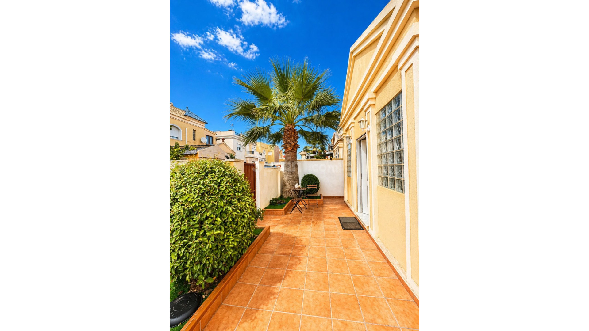 Resale - Villa -
Torrevieja