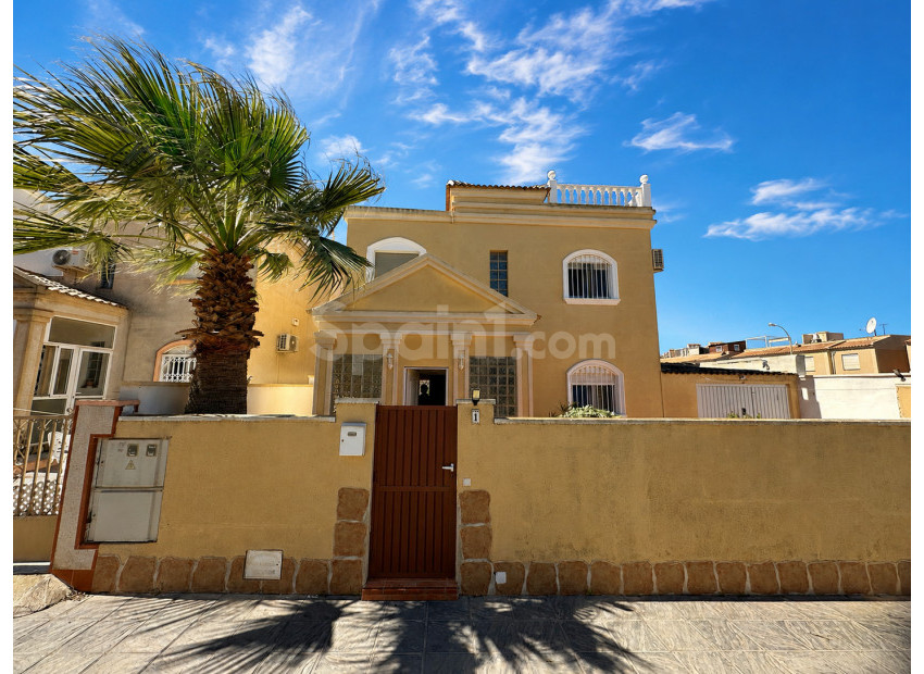Resale - Villa -
Torrevieja
