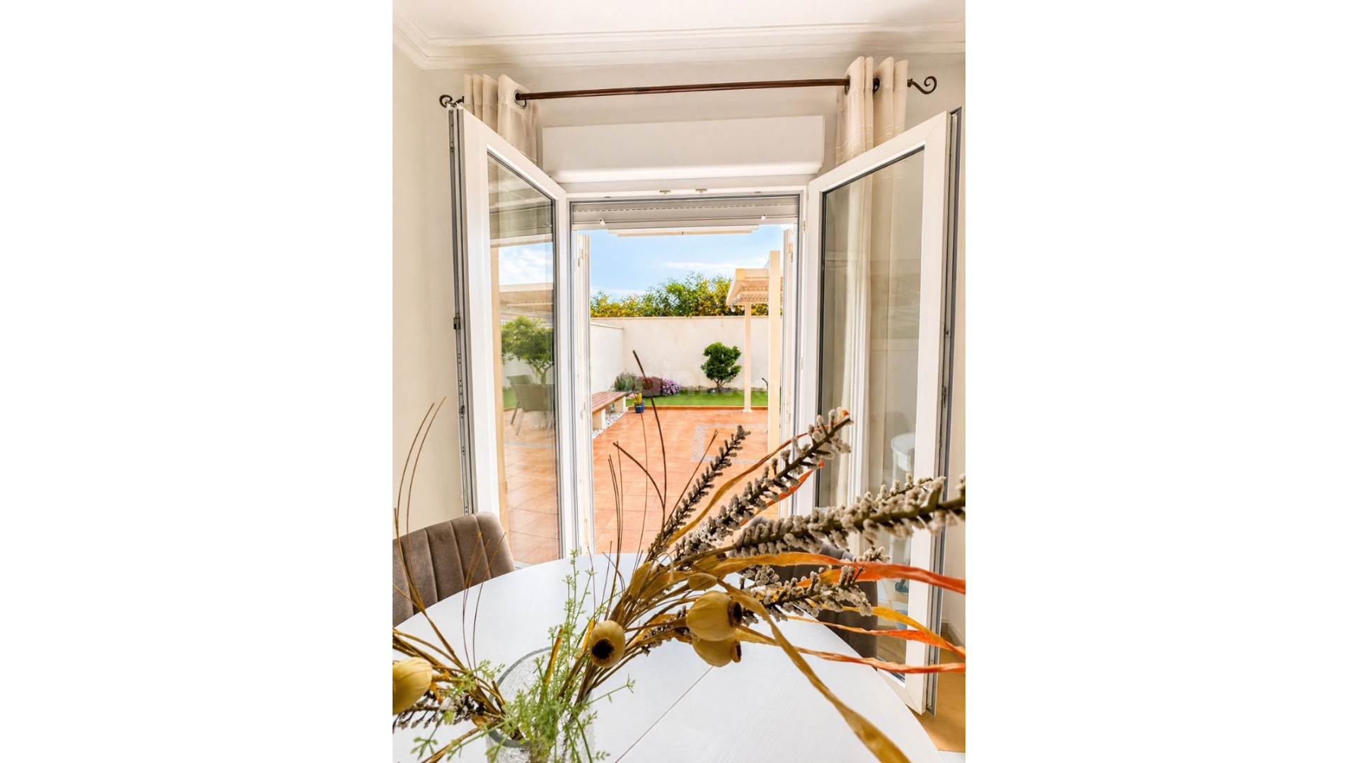 Resale - Villa -
Torrevieja