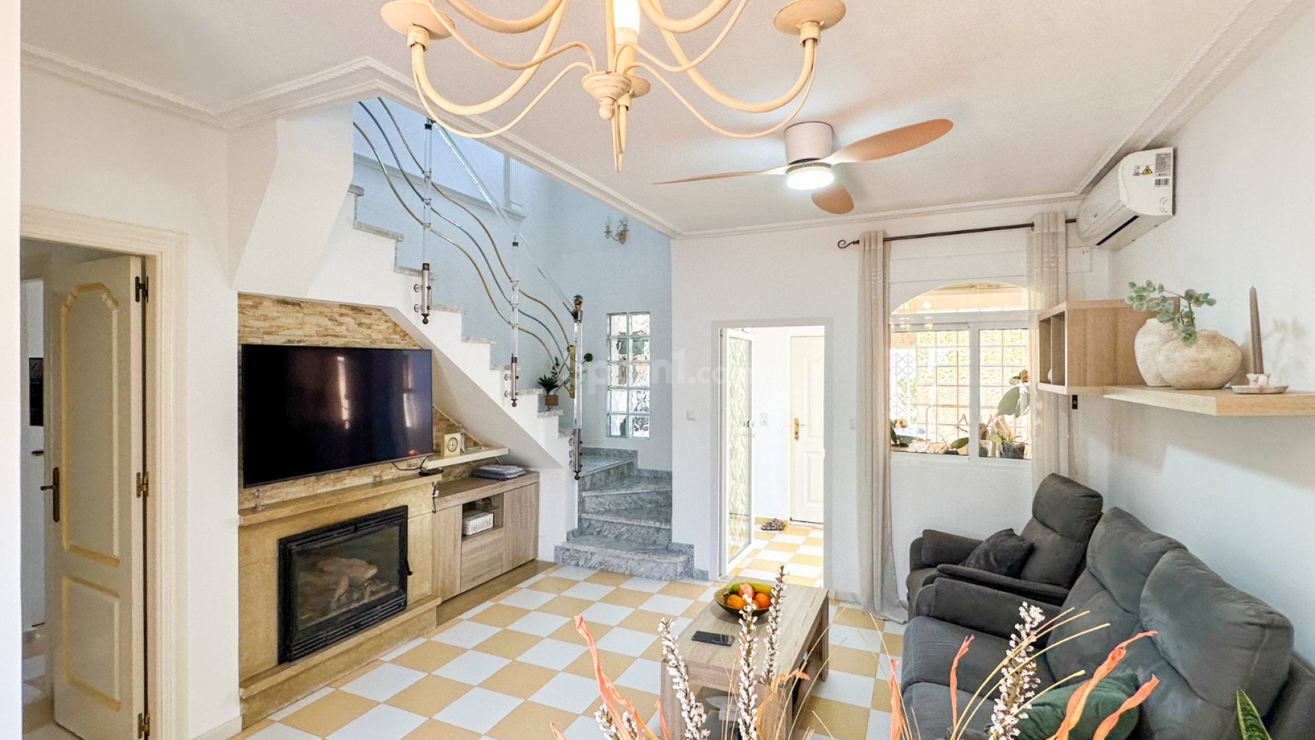 Resale - Villa -
Torrevieja