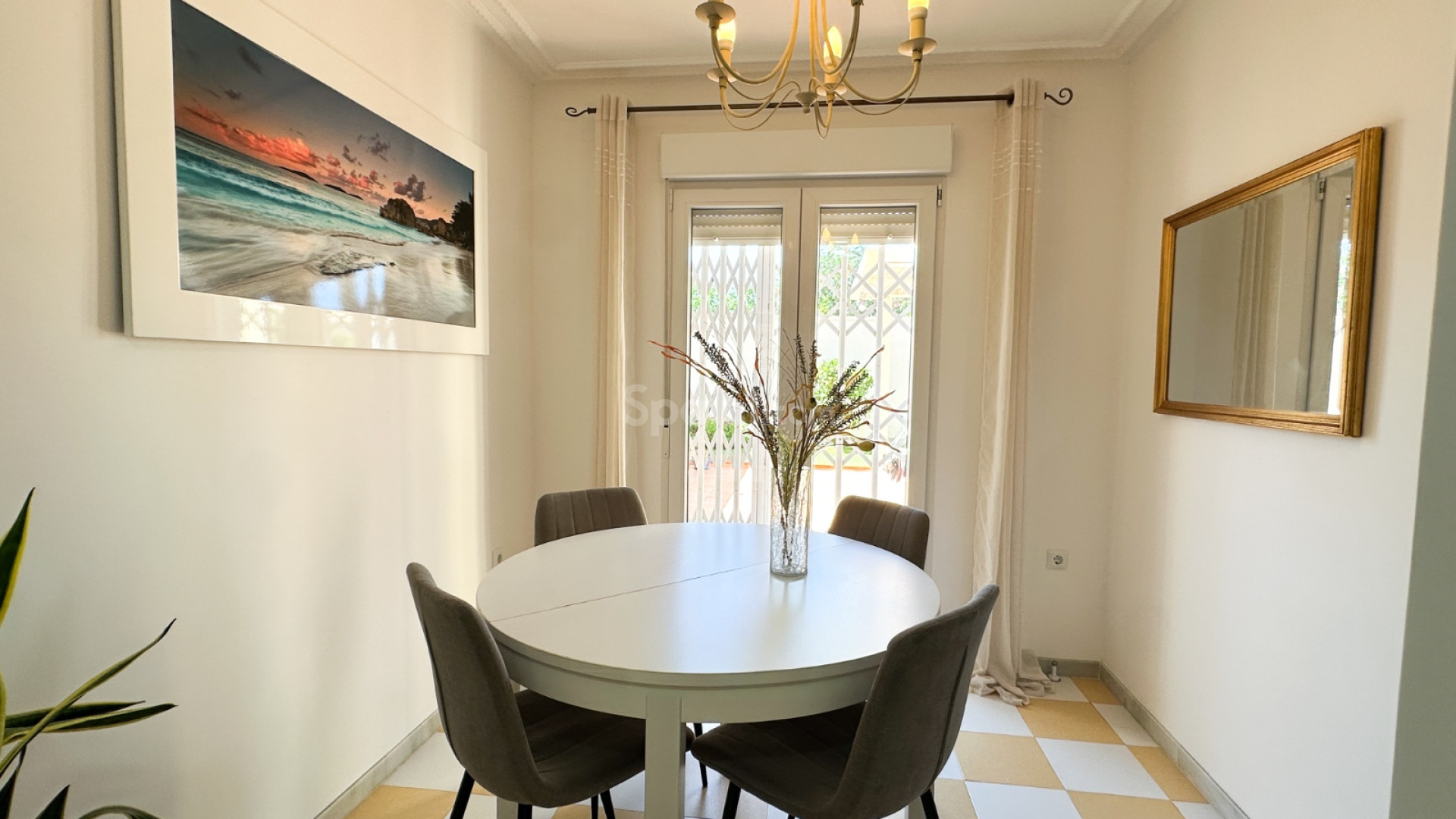 Resale - Villa -
Torrevieja