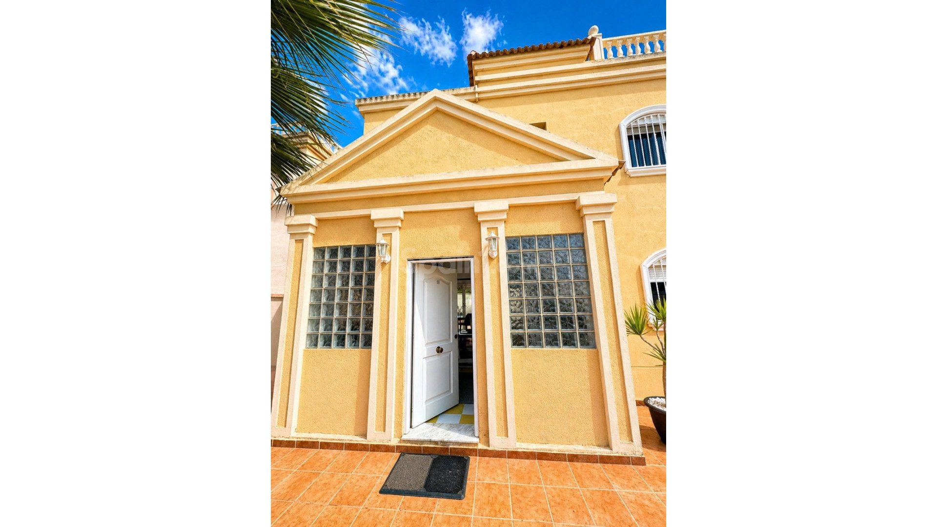 Resale - Villa -
Torrevieja