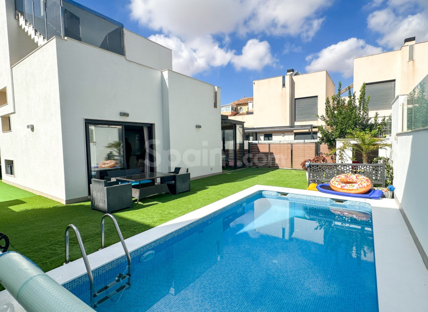 Resale - Villa -
Torrevieja