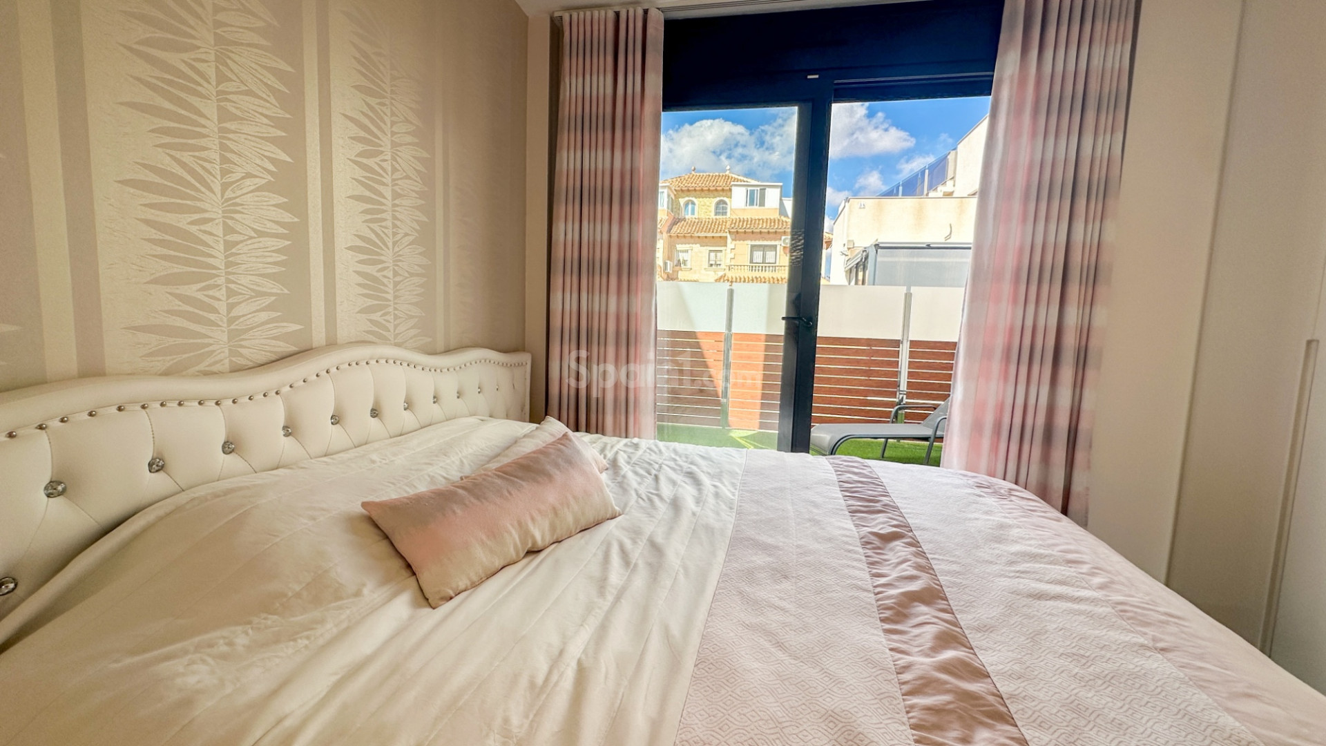 Resale - Villa -
Torrevieja