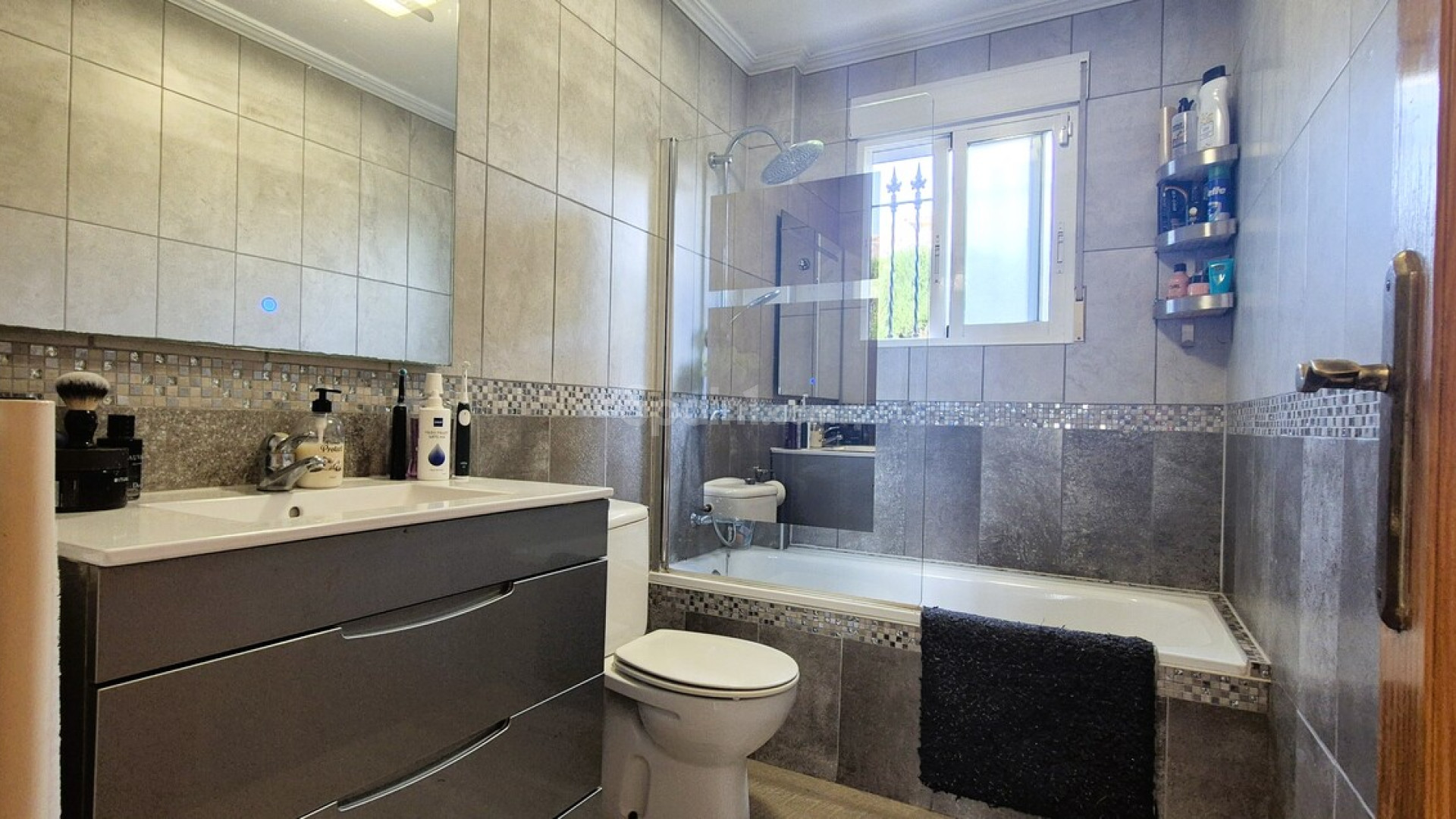 Resale - Villa -
Villamartín - Costa Blanca