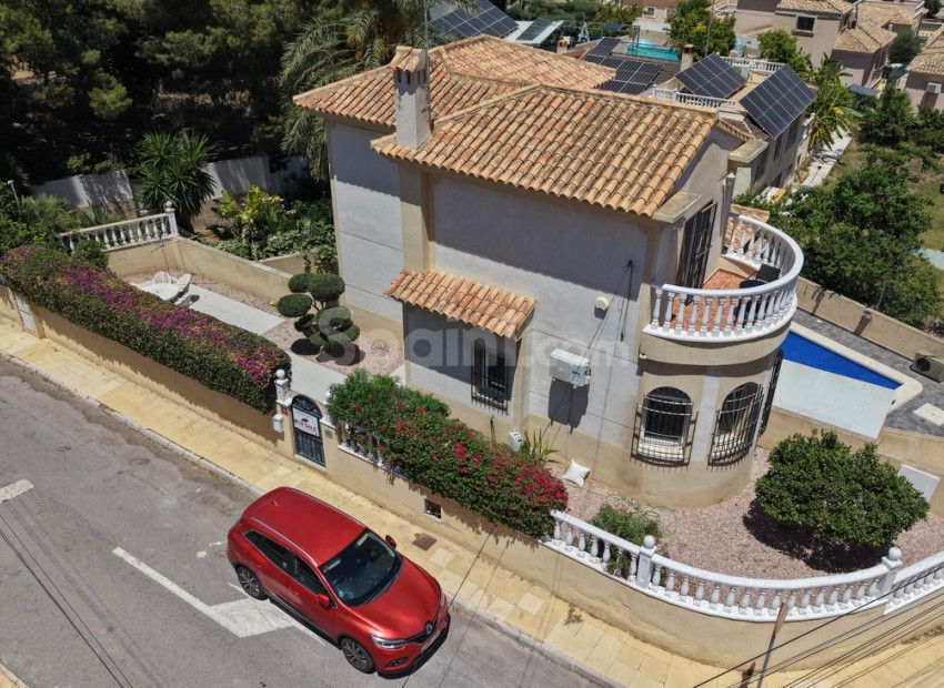 Resale - Villa -
Villamartín - Costa Blanca