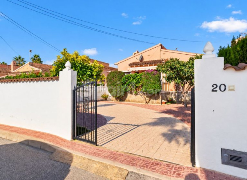 Segunda mano - Villa -
Orihuela Costa - Punta Prima