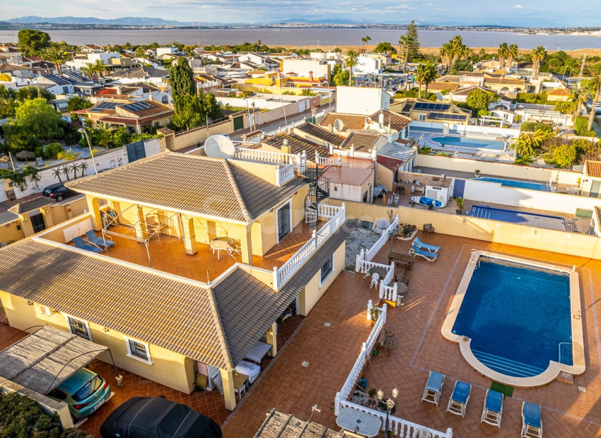 Segunda mano - Villa -
TORREVIEJA - Los Balcones