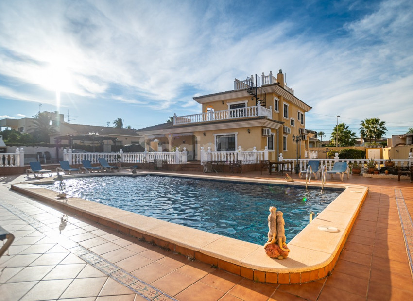 Segunda mano - Villa -
TORREVIEJA - Los Balcones