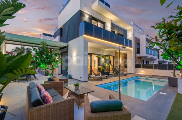 Villa - Resale - Orihuela Costa -
                Lomas de Campoamor